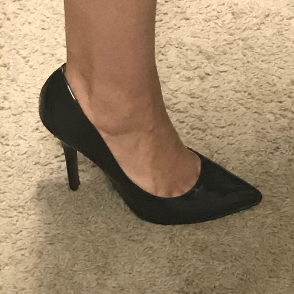2/$10 💗 Black Faux Patent Leather Pumps